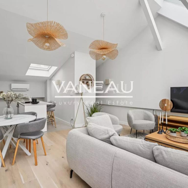 TROCADERO / Duplex entièrement rénové au calme d'une impasse