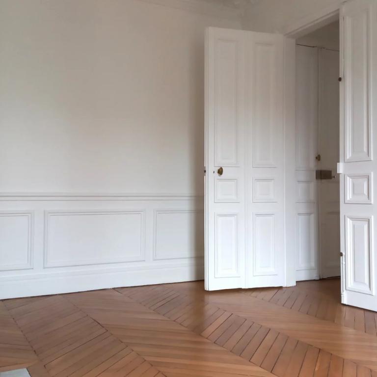 Paris XVII - trois pièces - une chambre - en étage élevé - Tocqu