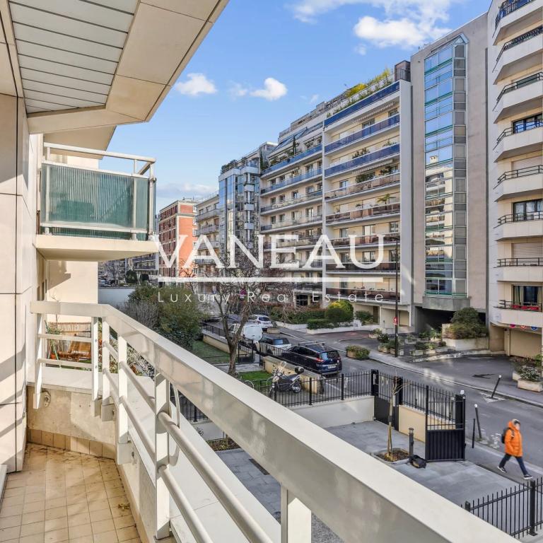 DEUX PIECES AVEC BALCON
