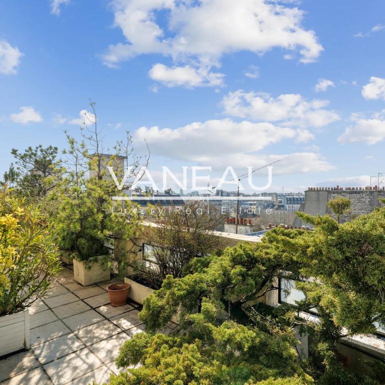 Paris XIVe – dernier étage avec terrasse panoramique