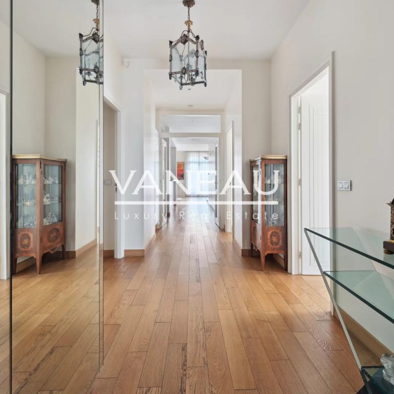 Paris XVI Longchamp, appartement familial en étage élevé.