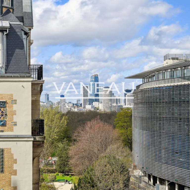 Paris XVI Longchamp, appartement familial en étage élevé.