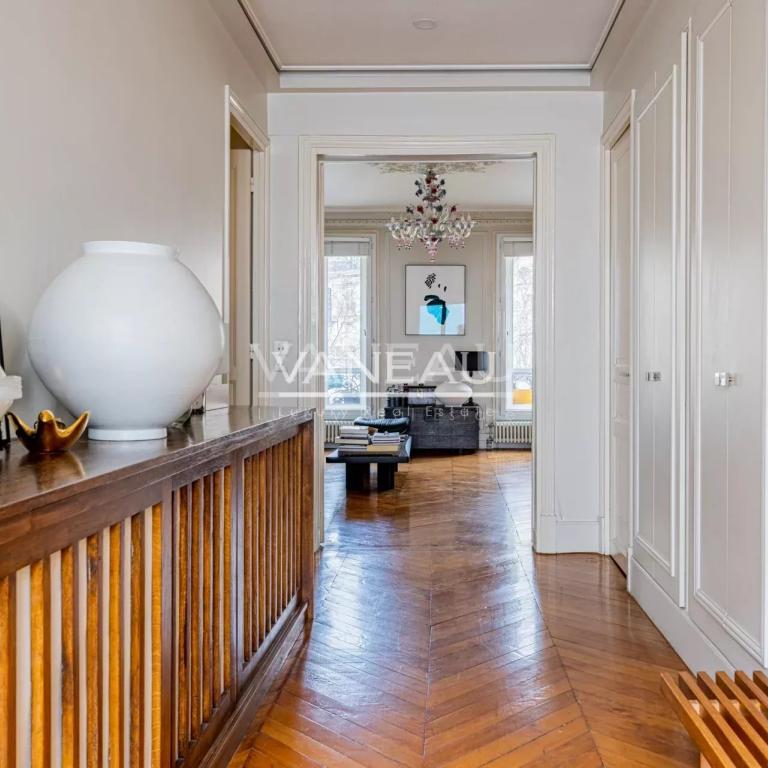 FAUBOURG DU ROULE - APPARTEMENT FAMILIAL
