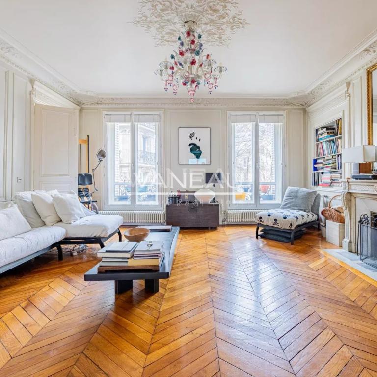 FAUBOURG DU ROULE - APPARTEMENT FAMILIAL