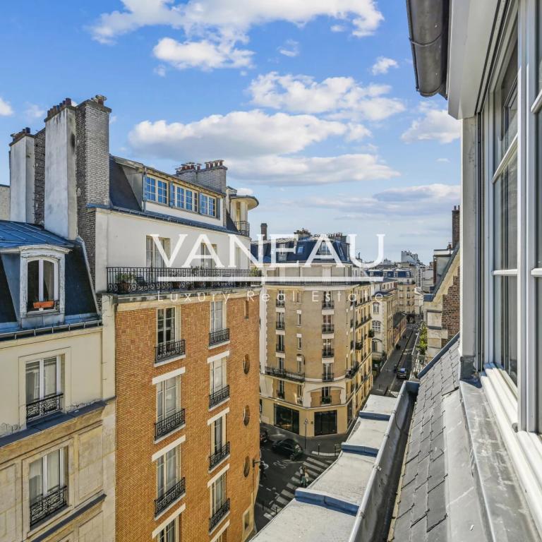 Paris XVe - Sèvres Lecourbe - Appartement lumineux en étage élev