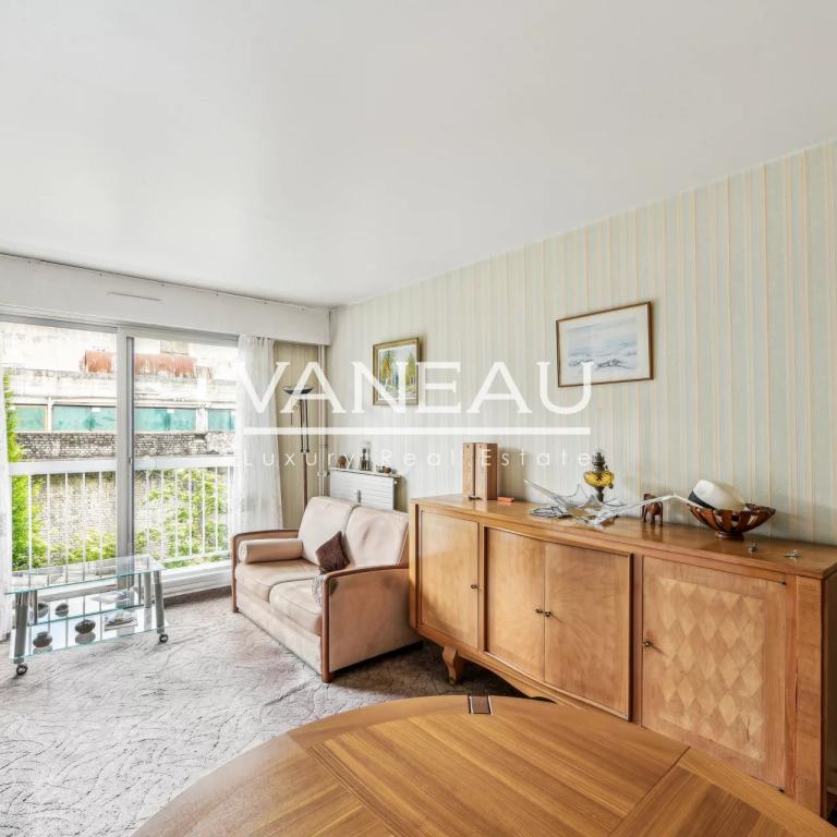 Paris XVIIIème - Trois pièces de 57 m² avec balcon et box -