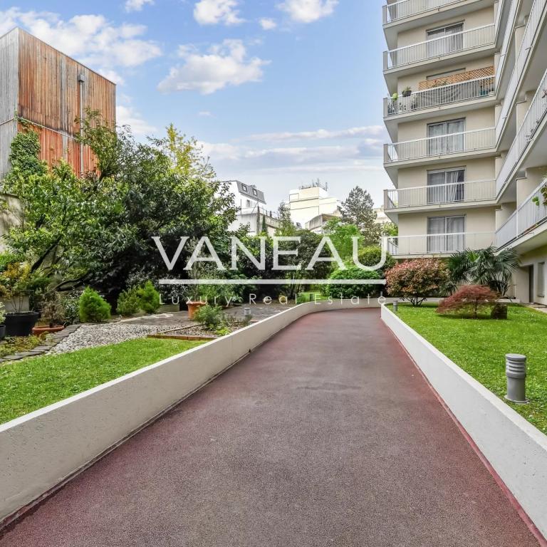 Paris XVIIIème - Trois pièces de 57 m² avec balcon et box -
