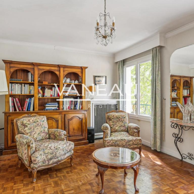 Deux chambres, en étage avec balcon