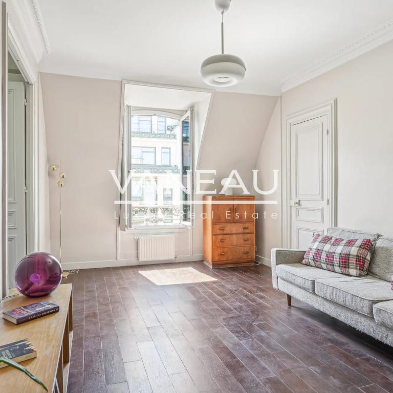 PARIS Ier - Trois Pièces - Vue dégagée