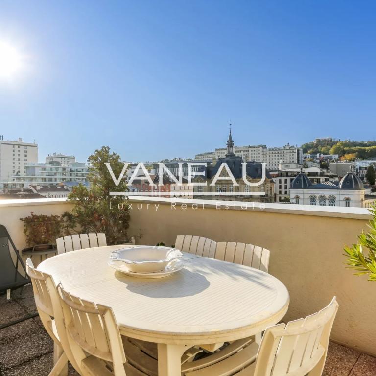 Suresnes/Mairie -Appartement dernier étage avec terrasse et balc