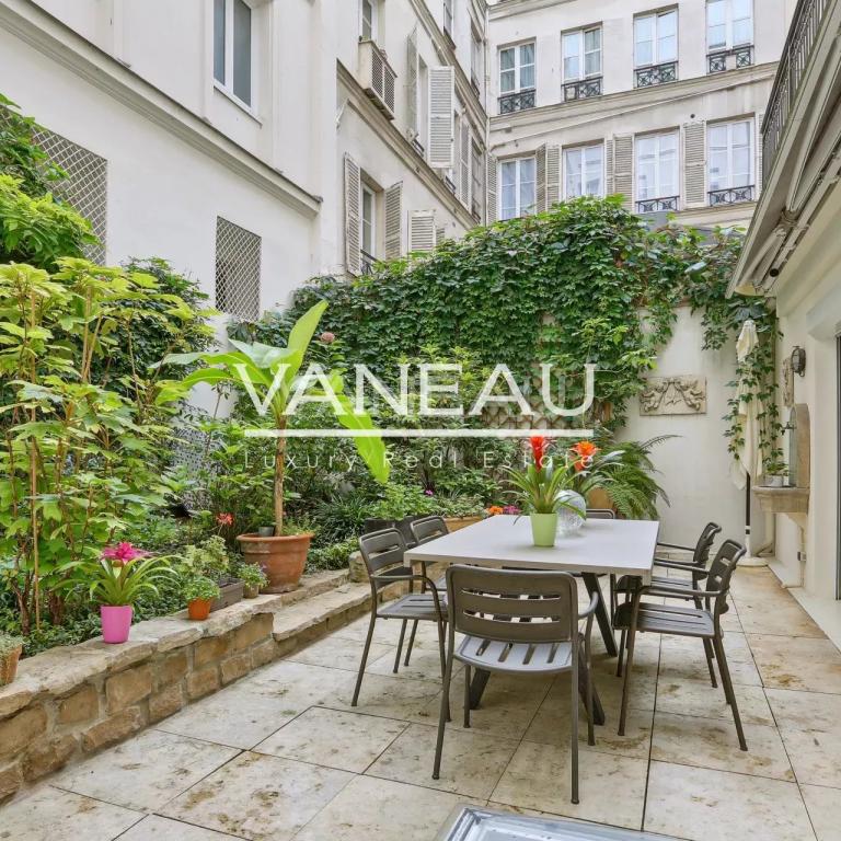 Paris VIIIe - Duplex de six pièces avec grande terrasse arborée 