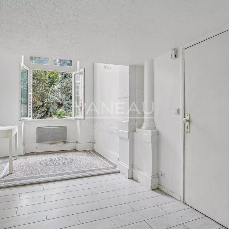 Paris VIIIe - Appartement de quatre pièces avec cour anglaise et