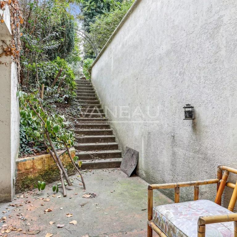 Paris VIIIe - Appartement de quatre pièces avec cour anglaise et