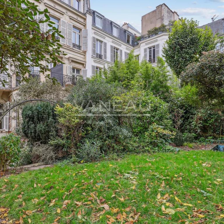 Paris VIIIe - Appartement de quatre pièces avec cour anglaise et