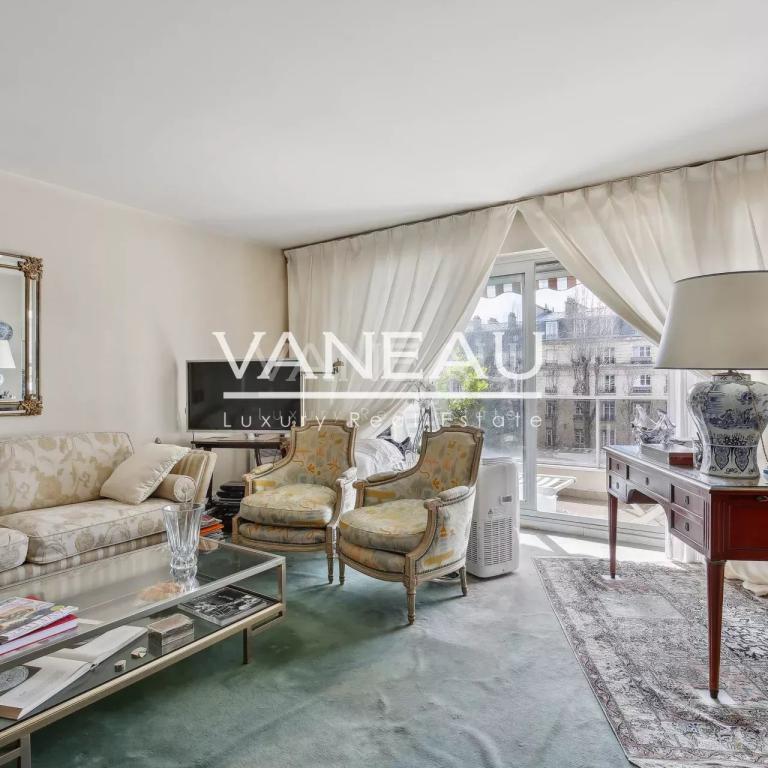 Neuilly - Mairie - Deux pièces avec large balcon