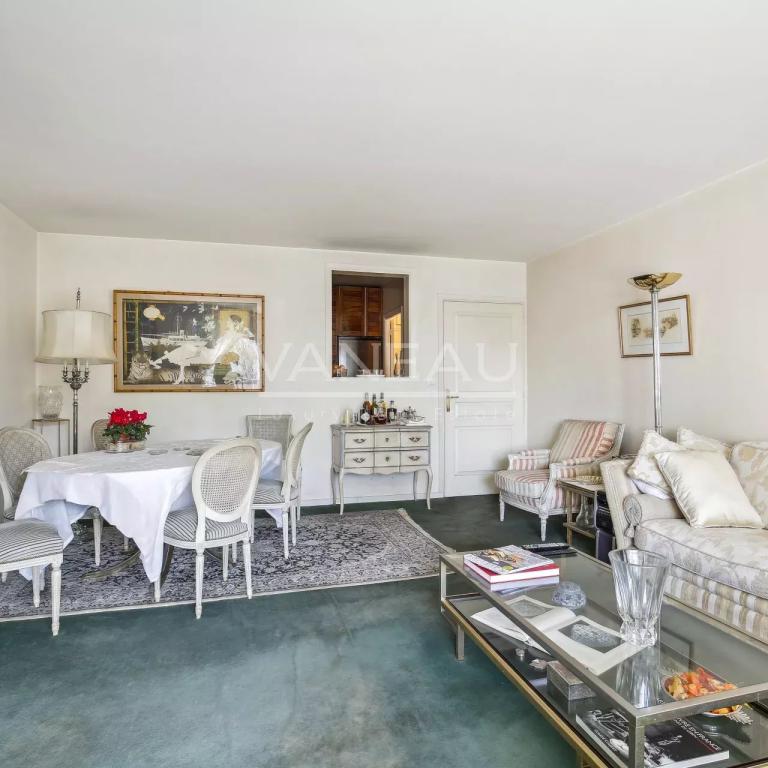 Neuilly - Mairie - Deux pièces avec large balcon