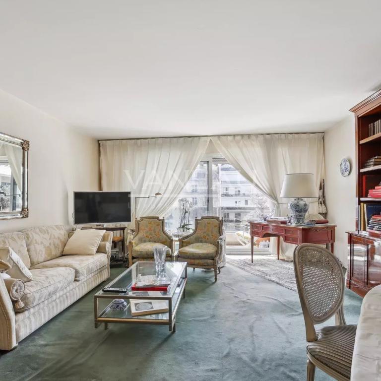 Neuilly - Mairie - Deux pièces avec large balcon