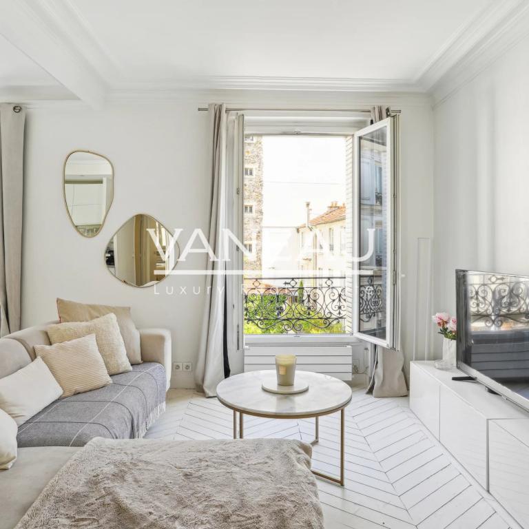 Paris VII - Cler - Charmant pied-à-terre, vue dégagée