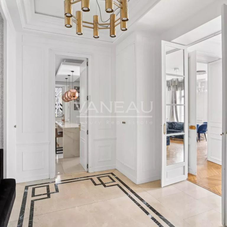 Paris XVIe - Place Victor Hugo - Exclusivité