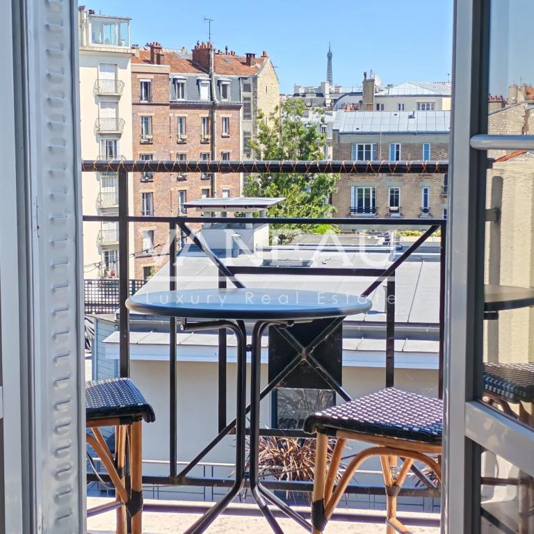Boulogne Nord - luxueux trois pièces au dernier étage, balcons, 