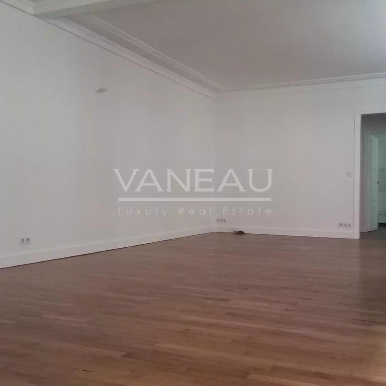Paris VIII - Appartement en 1er étage avec deux chambres - rue C