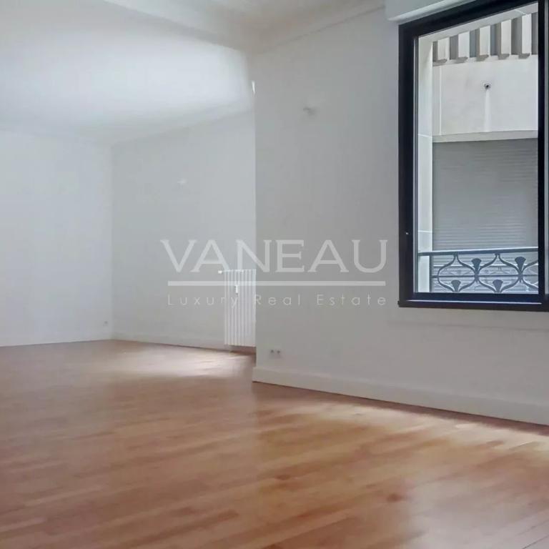 Paris VIII - Appartement en 1er étage avec deux chambres - rue C