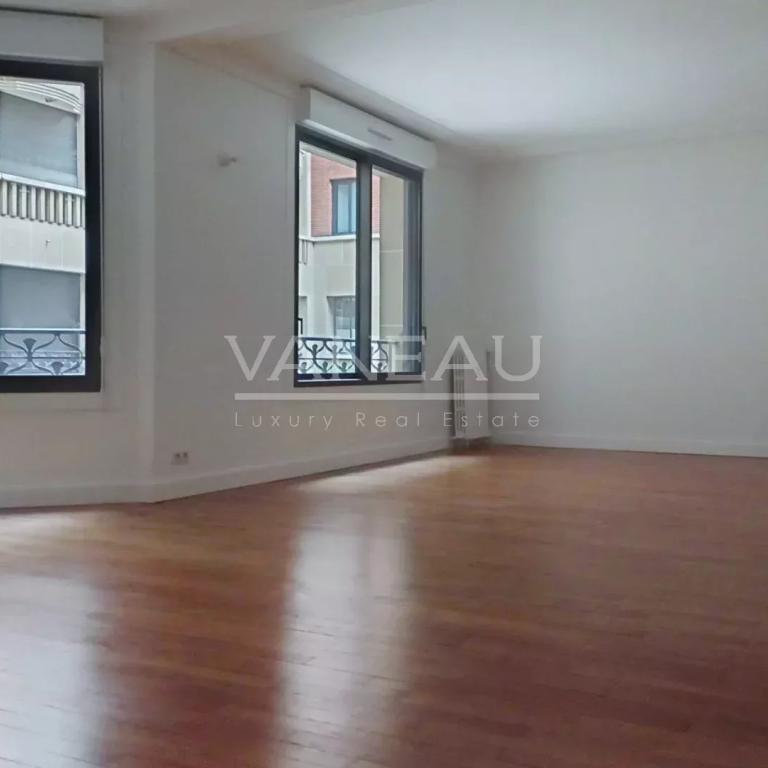 Paris VIII - Appartement en 1er étage avec deux chambres - rue C