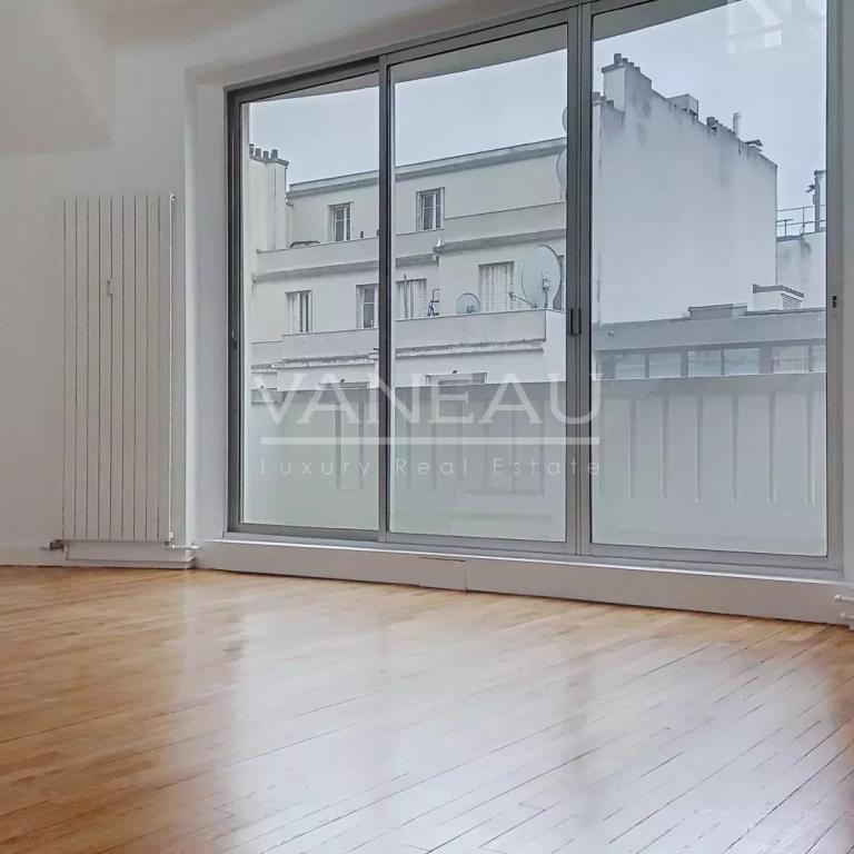 Paris VIII - Bel appartement en duplex avec balcon - rue Clément