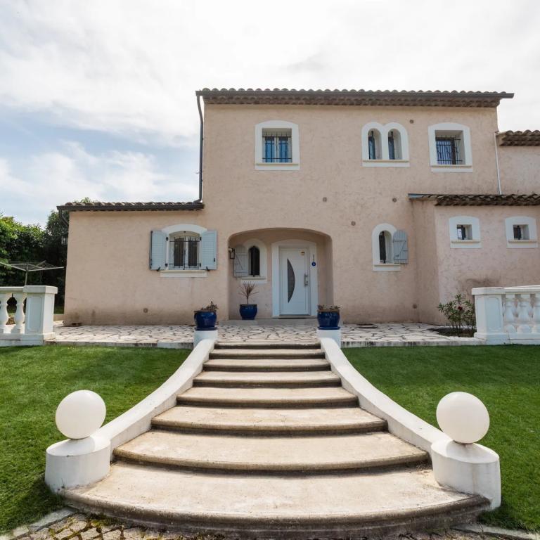 Proche Mougins, Magnifique villa rénovée à vendre