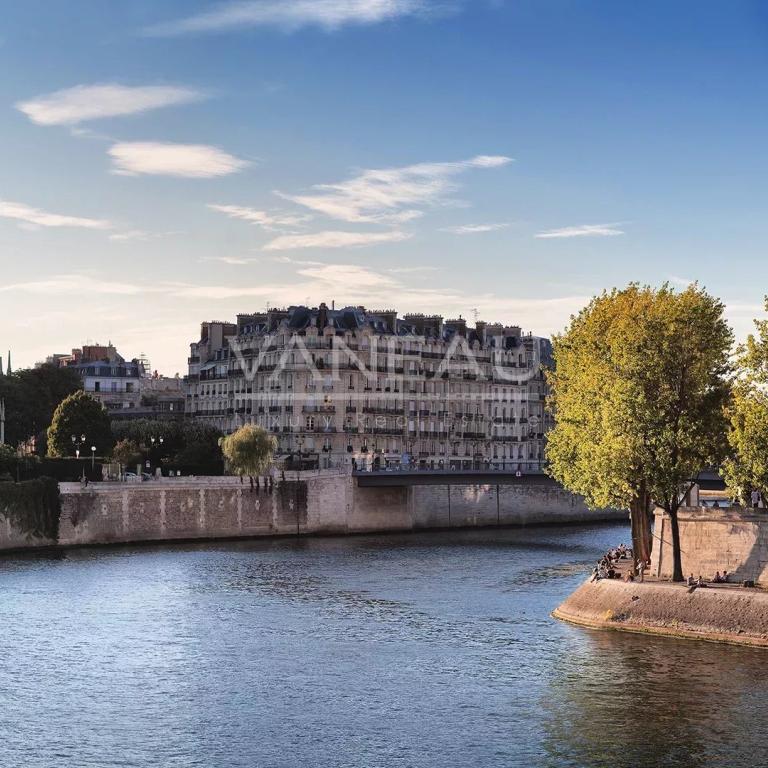 PARIS IVème - Île Saint-Louis - Bien d'exception clé en main der