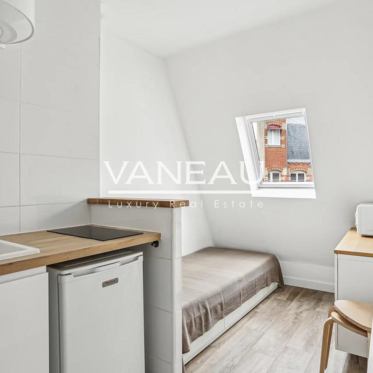 Paris XVIe - exclusivité studette en dernier étage avec ascenseu