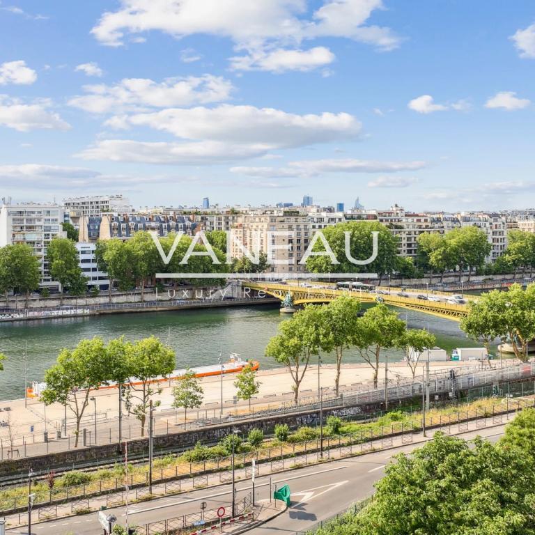 Studio lumineux de 30 m² en étage élevé - Bon état - Vue dégagée
