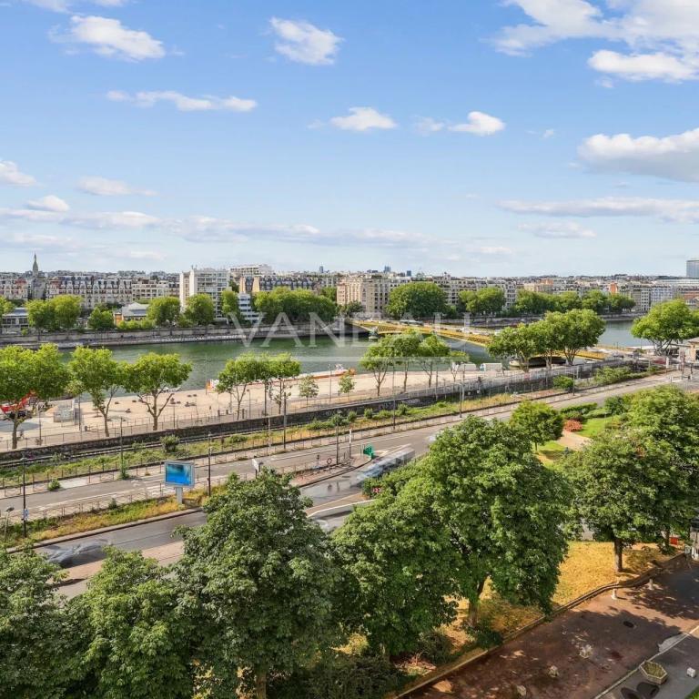 Studio lumineux de 30 m² en étage élevé - Bon état - Vue dégagée