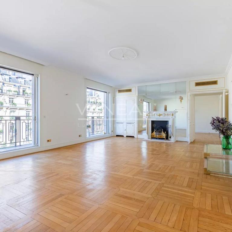 AVENUE MONTAIGNE - ETAGE ELEVE - GRAND BALCON