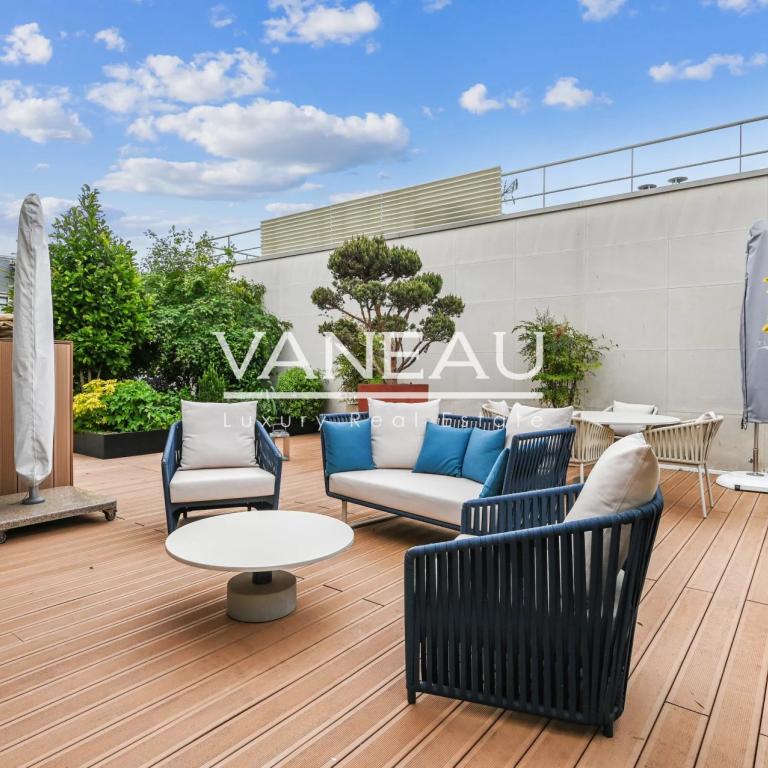 Paris VIIe - Ecole Militaire - Dernier étage + terrasse avec vue