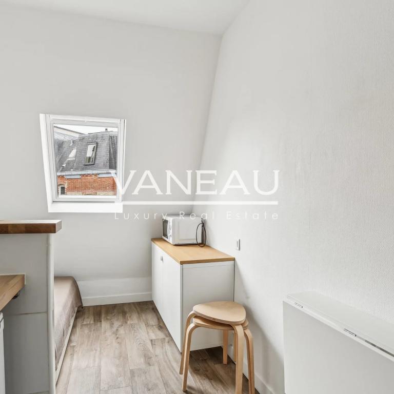 Paris XVIe - exclusivité studette en dernier étage avec ascenseu