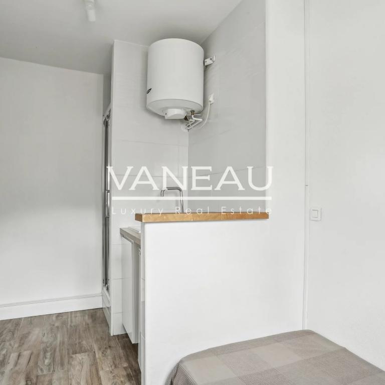 Paris XVIe - exclusivité studette en dernier étage avec ascenseu