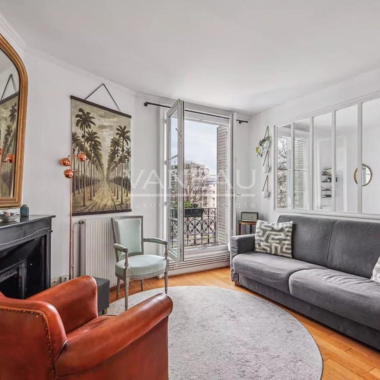 Exclusivité - Paris 15ème 2/3 pièces lumineux en très bon état