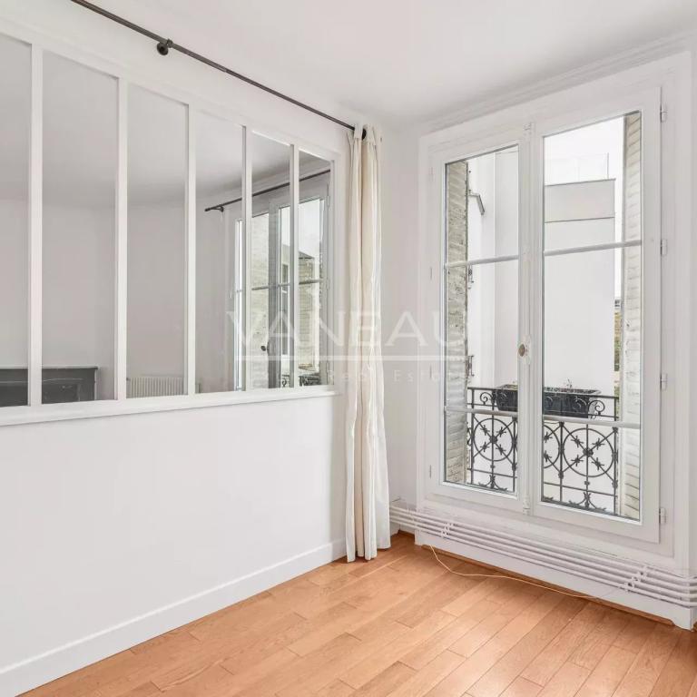 Exclusivité - Paris 15ème 2/3 pièces lumineux refait à neuf.