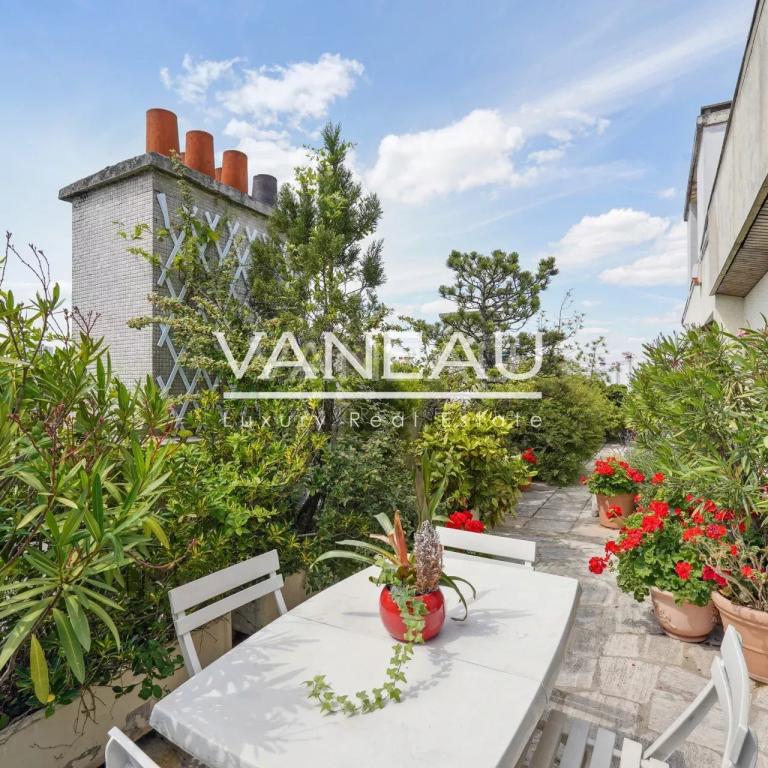 Paris XIVe – dernier étage avec terrasse panoramique
