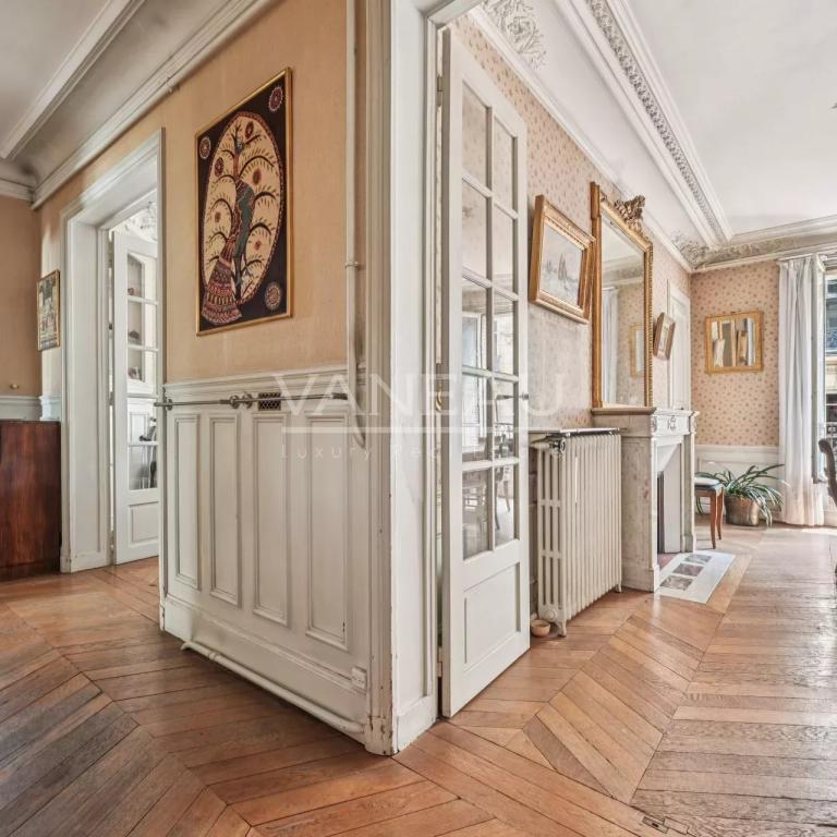 Neuilly - Mairie - Appartement 4 pièces - Charme de l'ancien