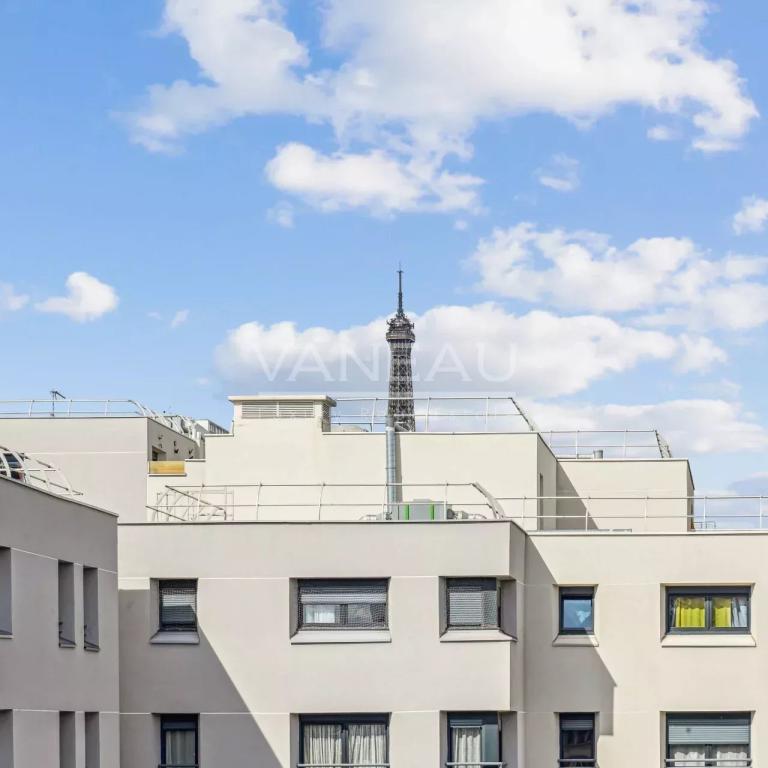 Métro Charles Michels -  trois pièces rénové  en étage élevé.
