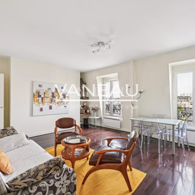 Paris XVe - Montparnasse - Appartement trois pièces en dernier é