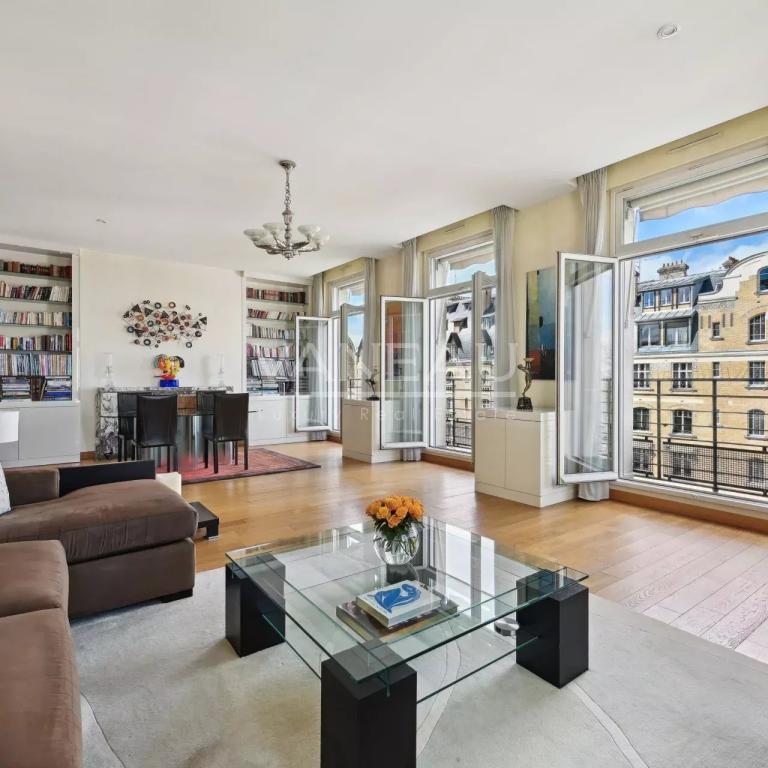 Paris XVI Longchamp, appartement familial en étage élevé.