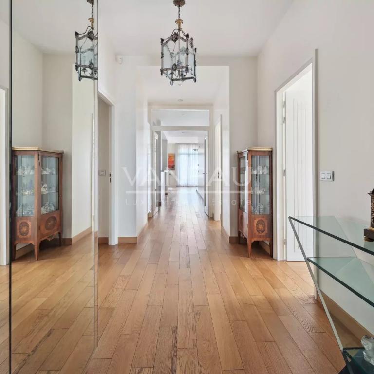 Paris XVI Longchamp, appartement familial en étage élevé.