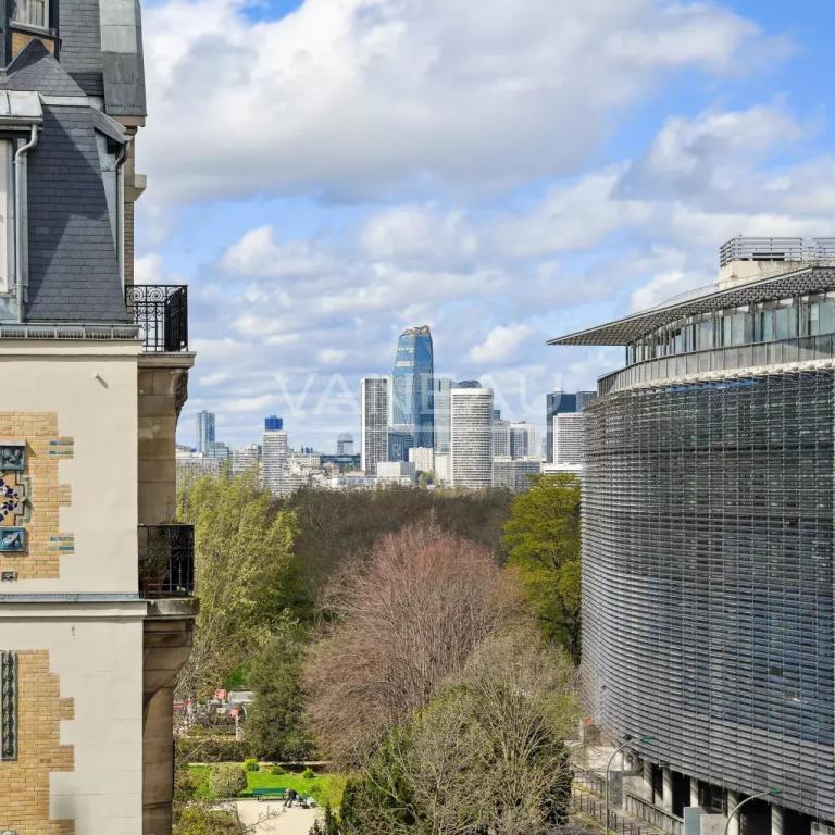 Paris XVI Longchamp, appartement familial en étage élevé.