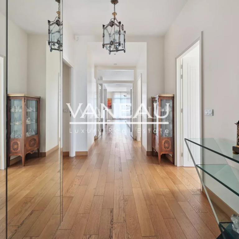 Paris XVI Longchamp, appartement familial en étage élevé.
