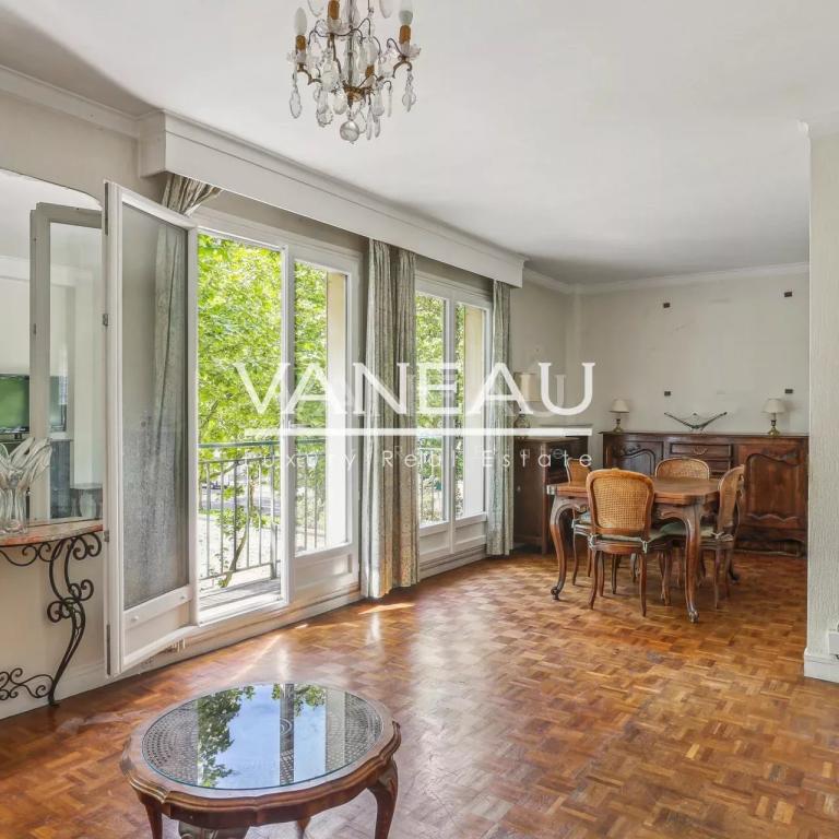 Deux chambres, en étage avec balcon