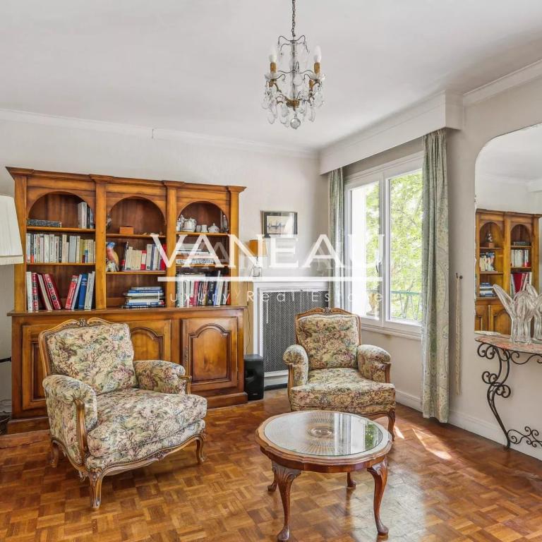 Deux chambres, en étage avec balcon