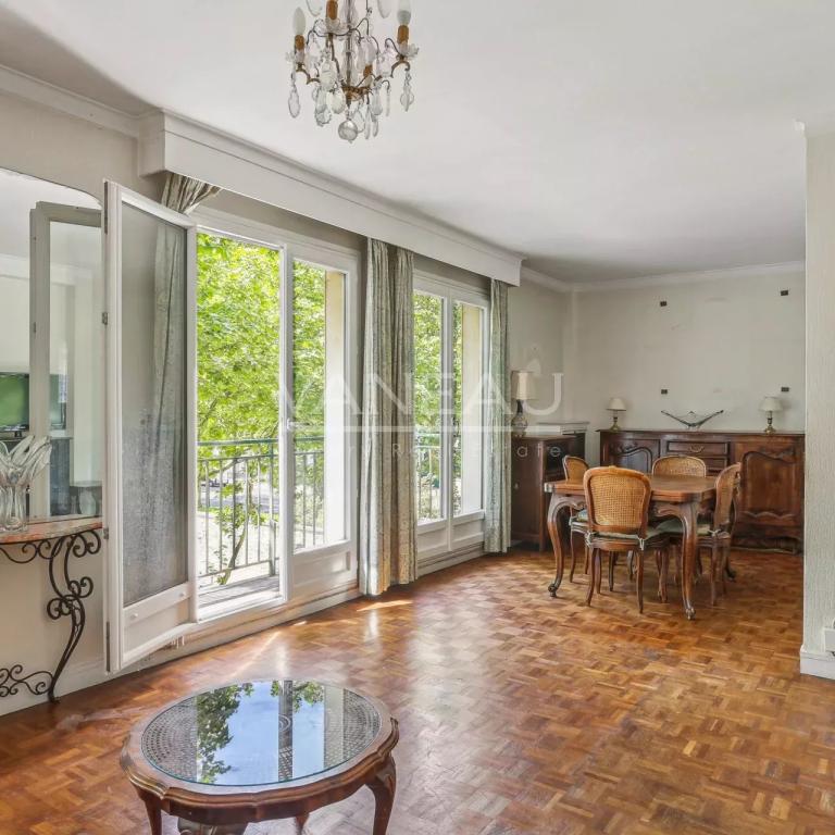 Deux chambres, en étage avec balcon